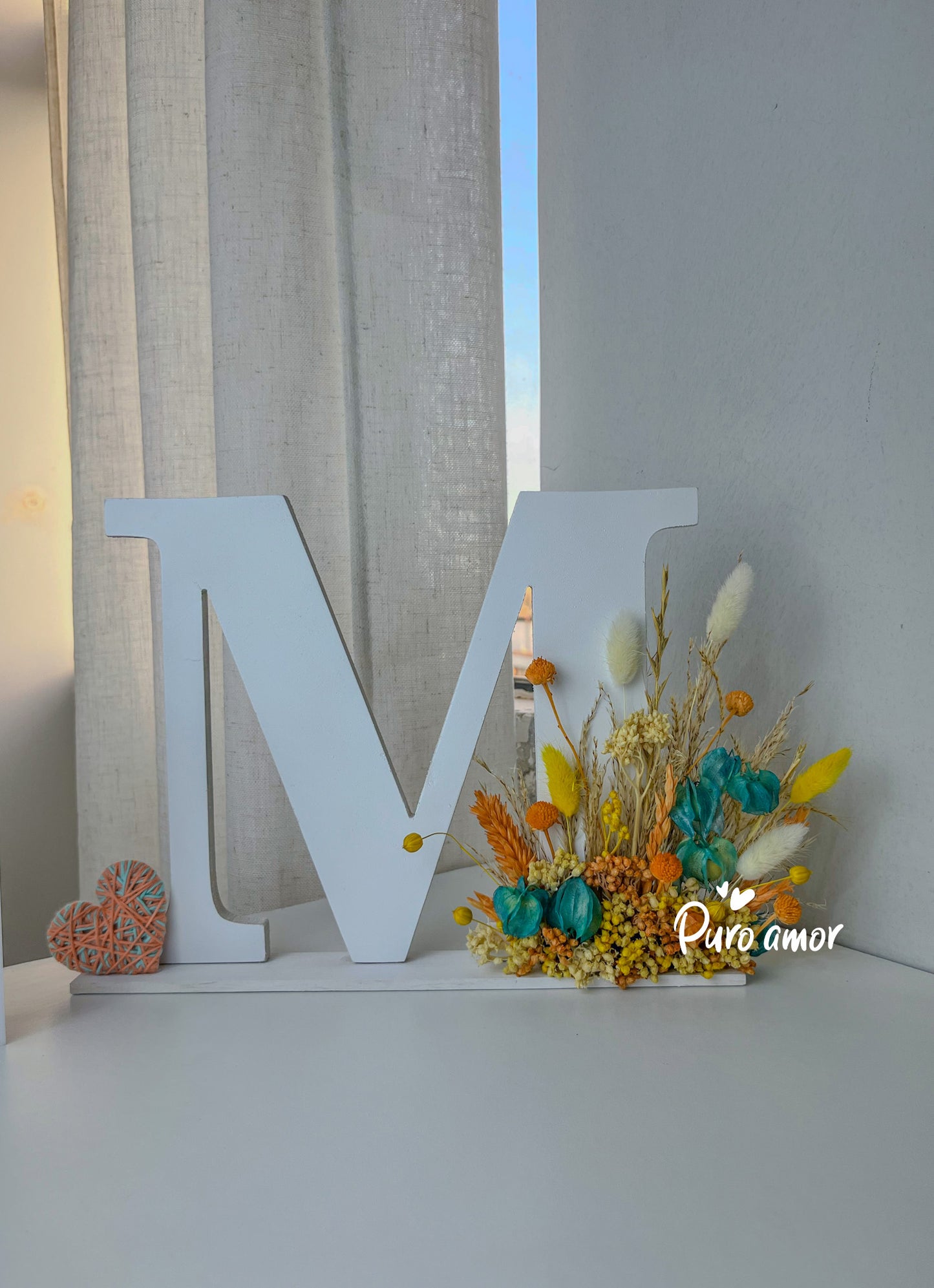 Letra con flores minimalista