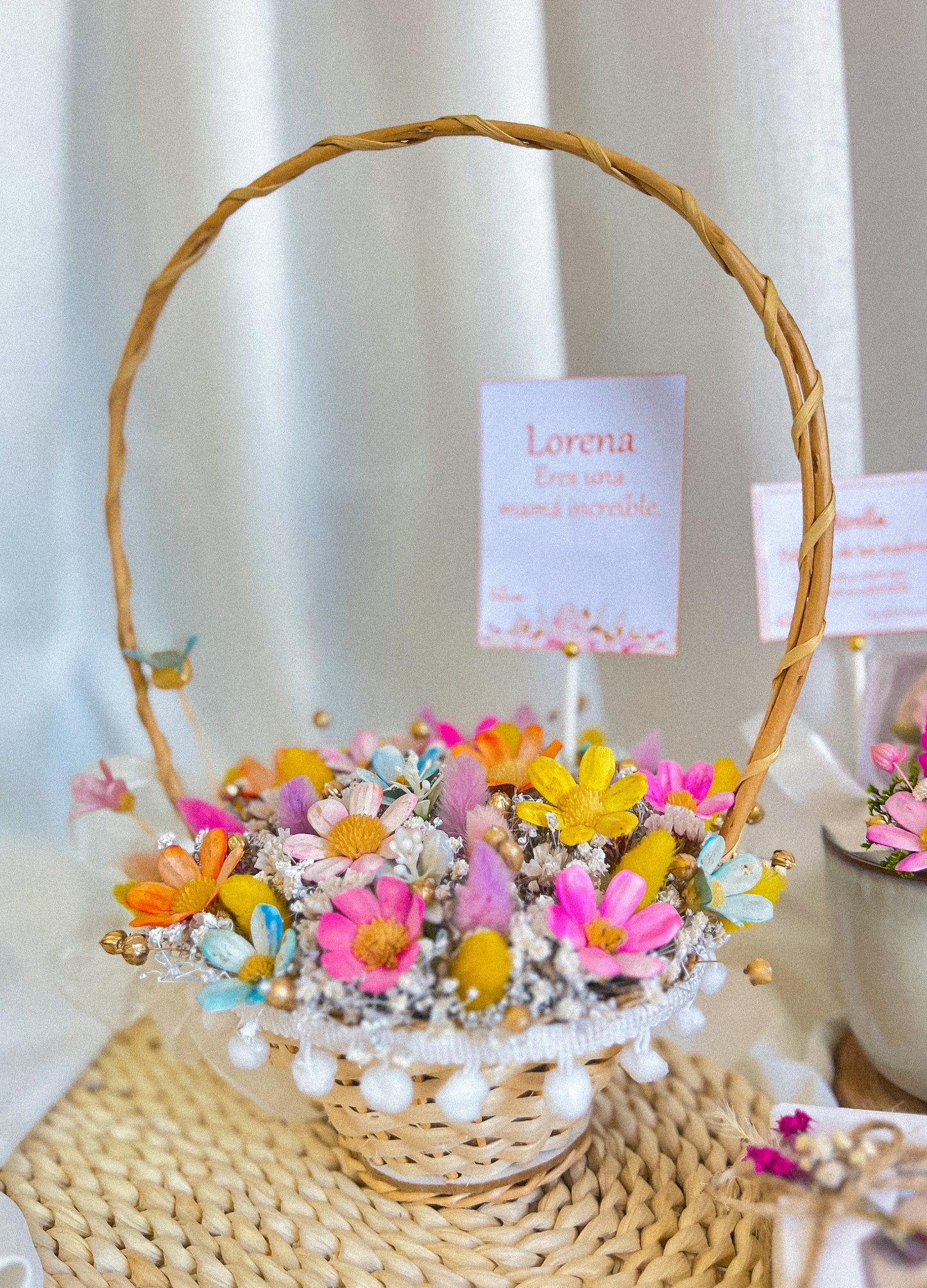 Canasta silvestre con margaritas eternas
