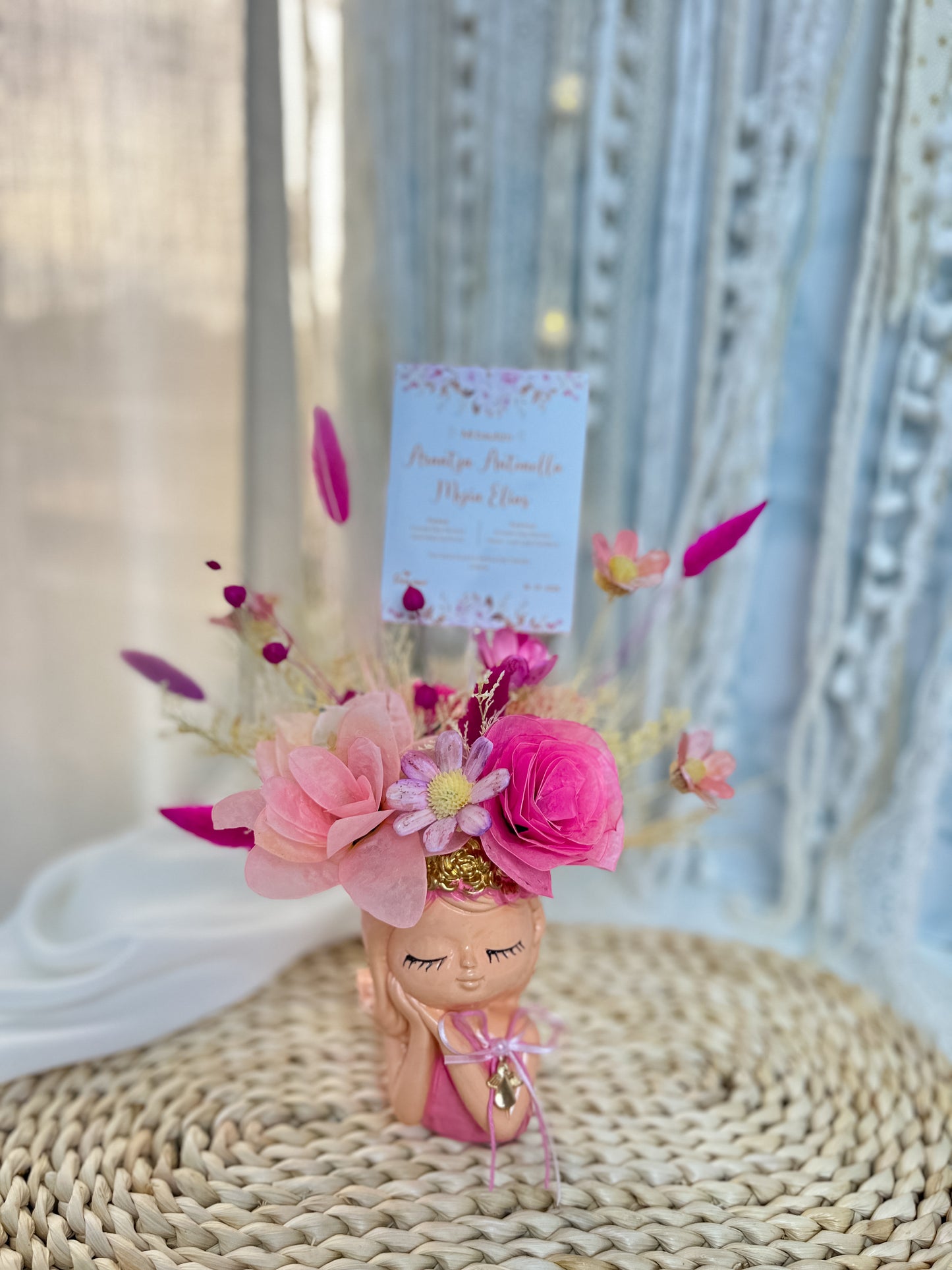 Cecil con Rosa’s floreciendo
