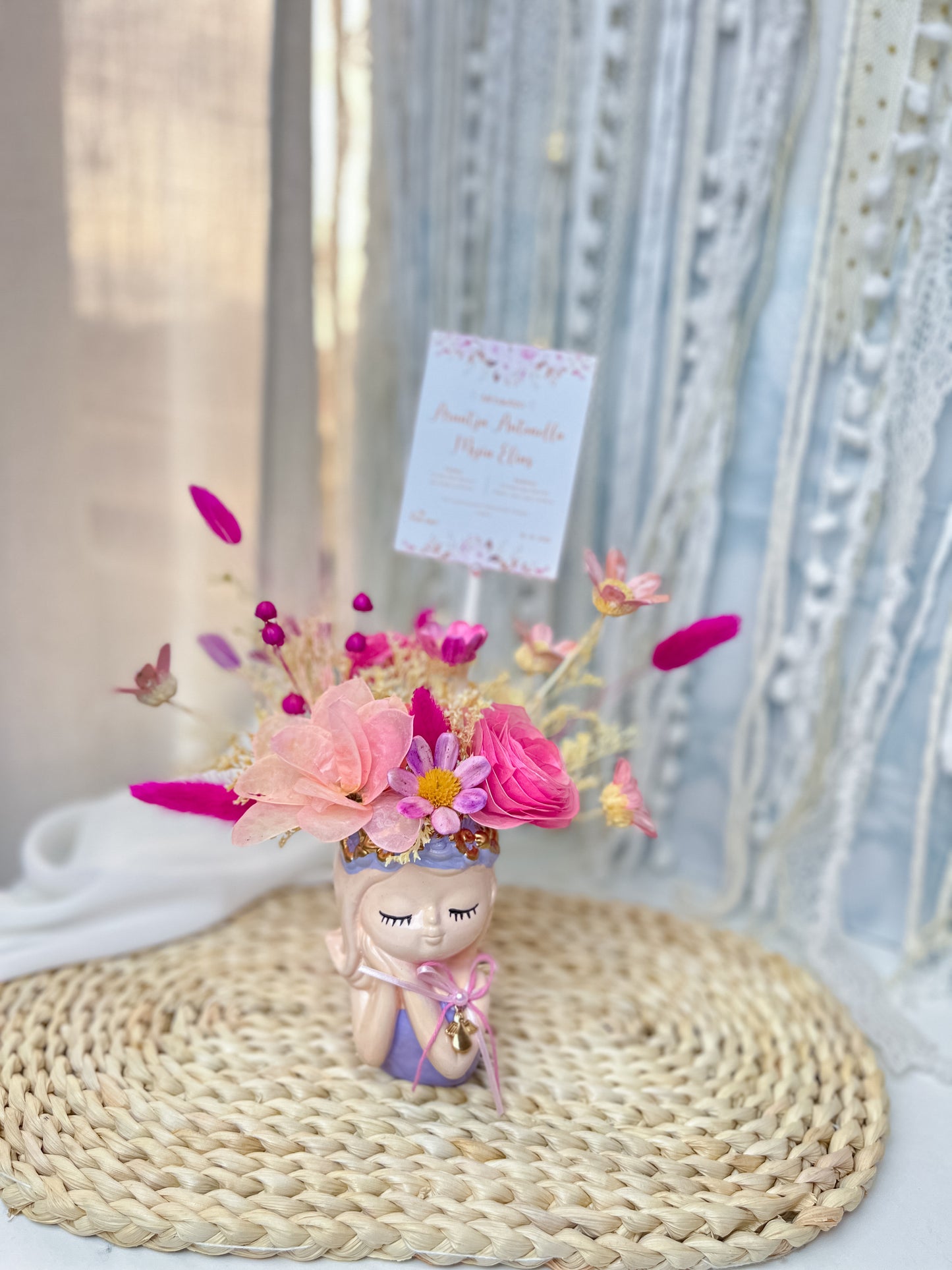Cecil con Rosa’s floreciendo