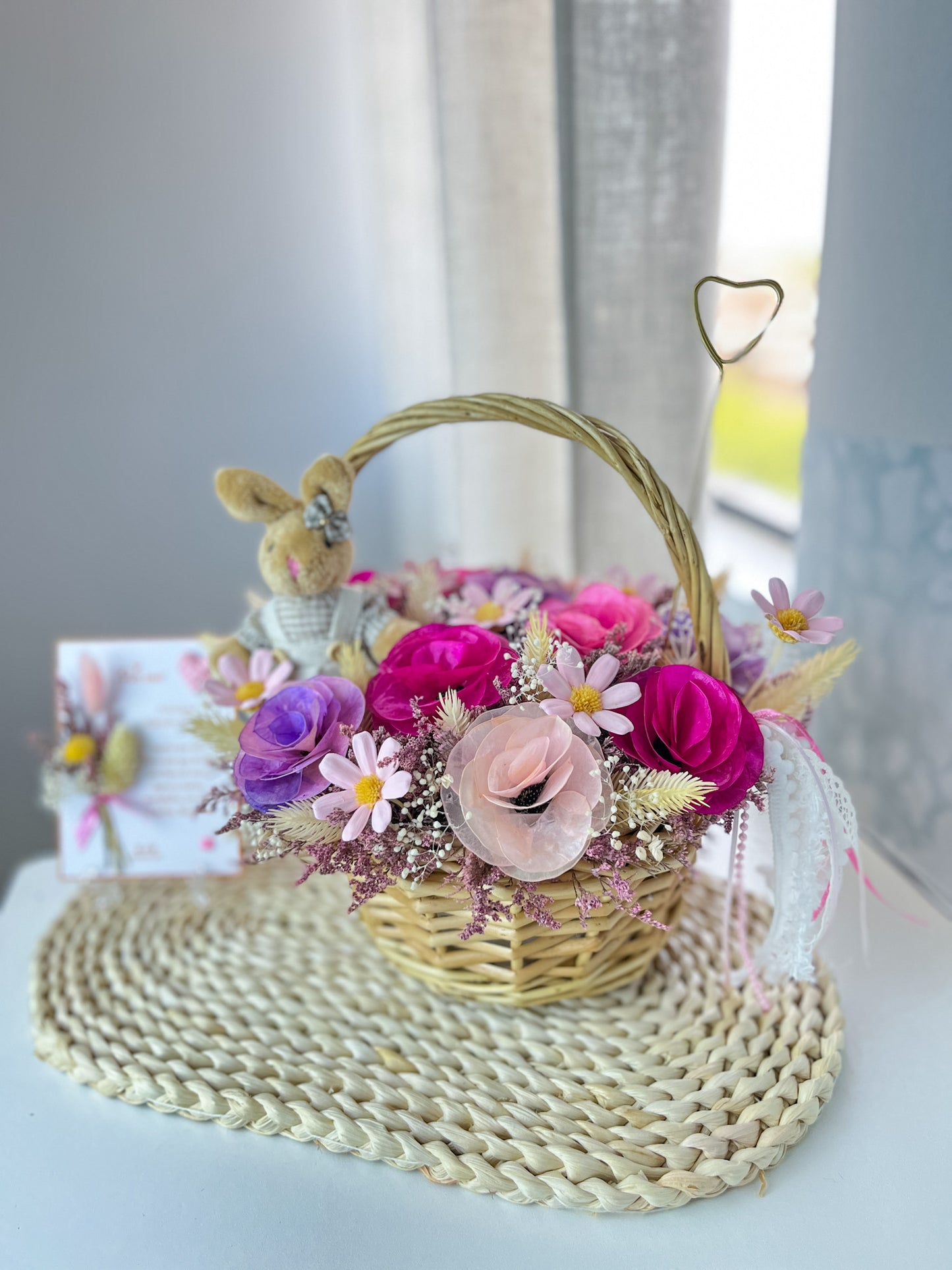 💛 Flores coquette con Margarita en canasta silvestre