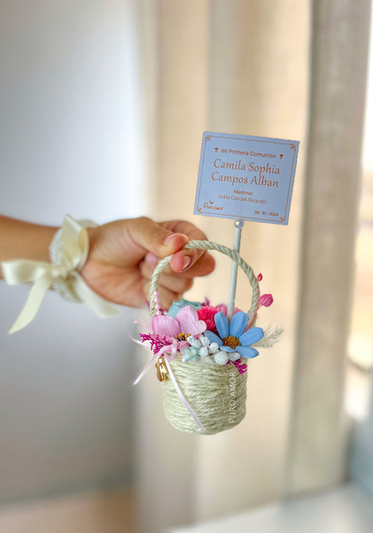 Recuerdito mini canastita silvestre con flores eternas